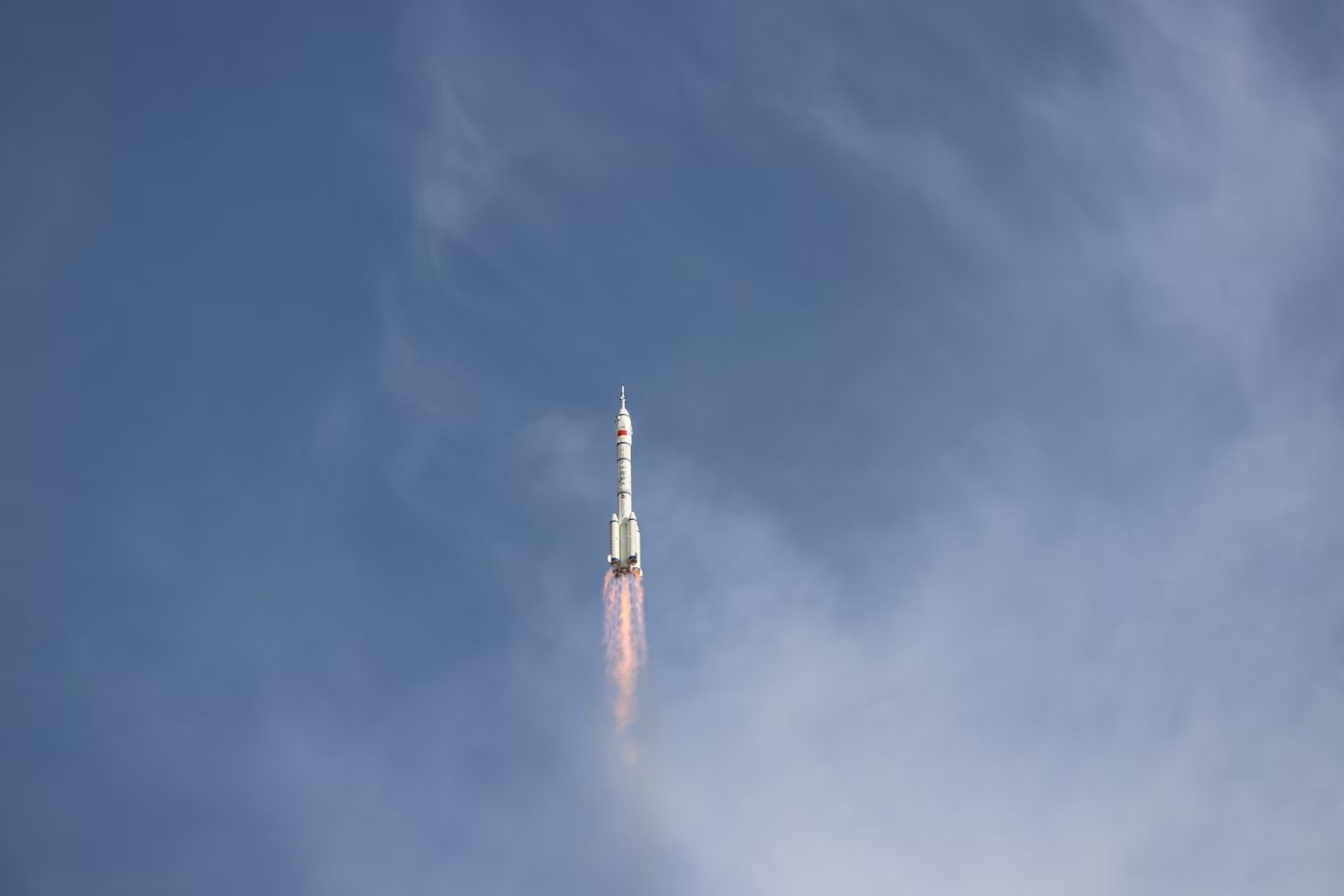 長征二號F遙二十運(yùn)載火箭點(diǎn)火發(fā)射。人民網(wǎng)記者 黃帆攝