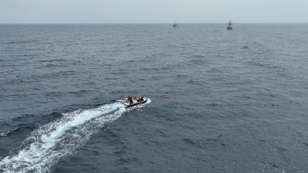 4月23日，中越海警開展海上聯(lián)合搜救演練，模擬營救落水人員。（中國海警供圖）