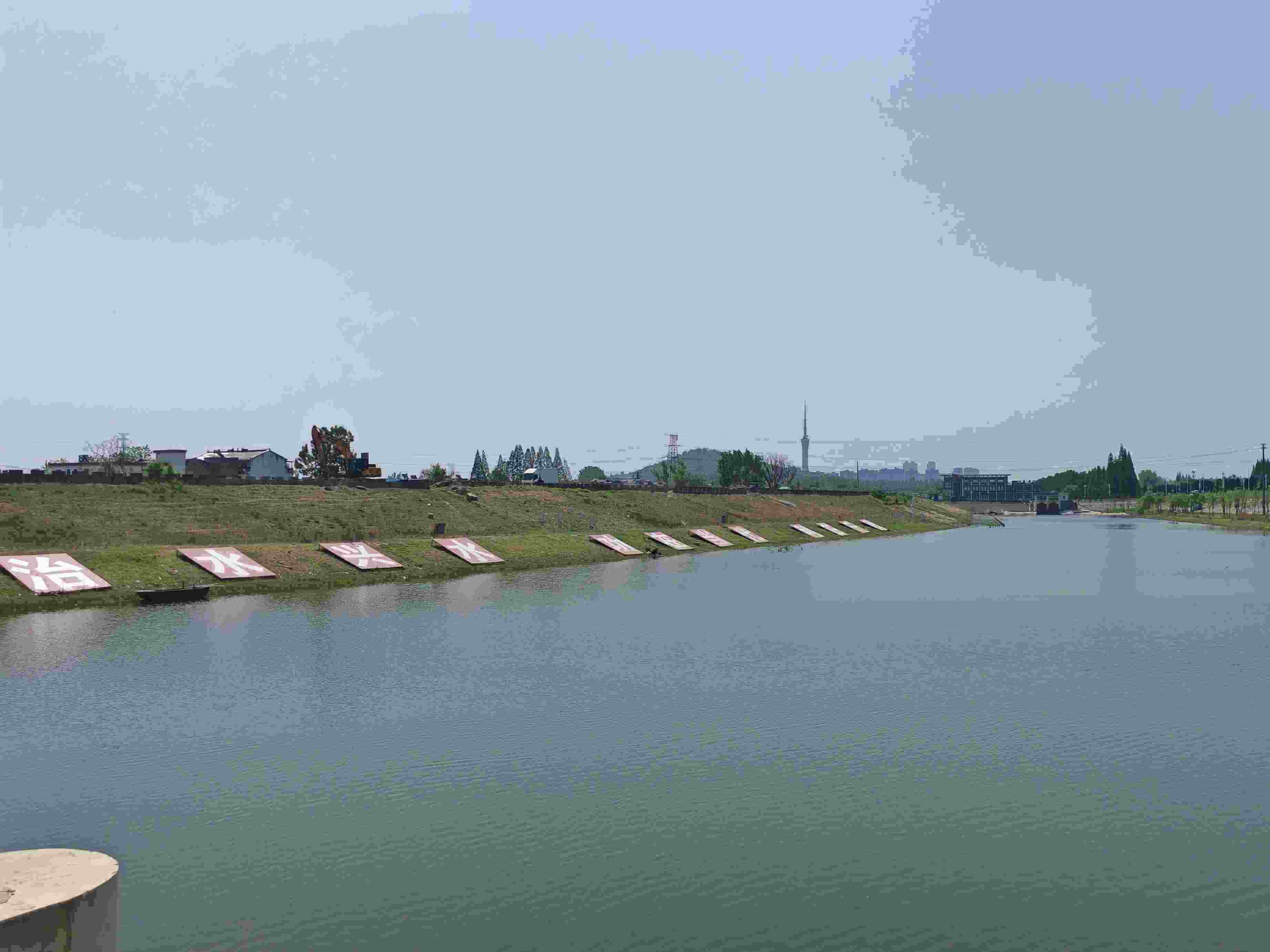 在龍子湖樞紐上眺望靚麗的淮河美景。人民網(wǎng)記者 王子鋒攝