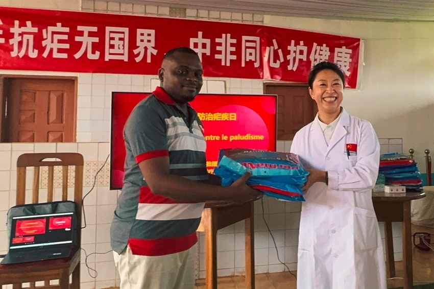 【3】贈(zèng)送抗瘧物資。中國（山西）第24批援喀麥隆姆巴爾馬尤醫(yī)療隊(duì) 供圖