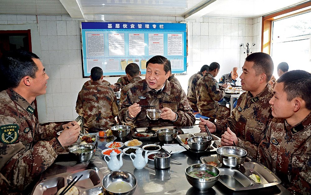 2014年1月26日，習(xí)近平主席專程來(lái)到內(nèi)蒙古軍區(qū)邊防某部，親切看望慰問(wèn)戍邊官兵。這是在連隊(duì)食堂，習(xí)近平主席同戰(zhàn)士們一起用餐。