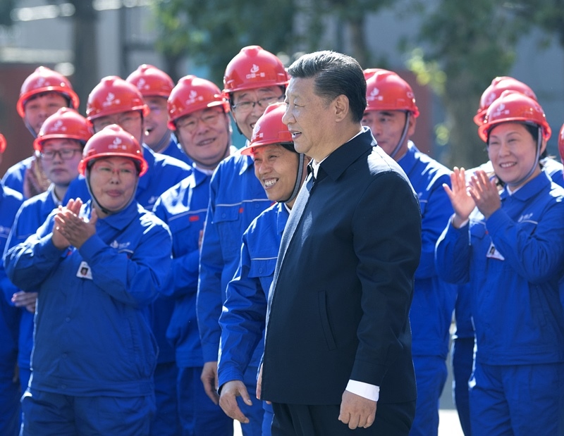 2018年9月26日，在中國(guó)一重集團(tuán)，習(xí)近平總書記走到工人中間，同大家親切交流。