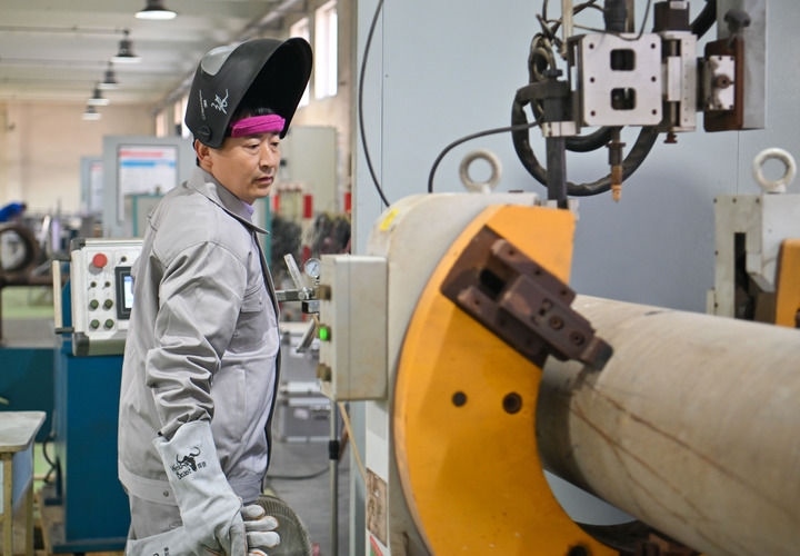 在中石化第四建設(shè)有限公司工匠學(xué)院，全國人大代表、中石化第四建設(shè)有限公司工匠學(xué)院焊接教練張振連操作自動焊機（2025年2月21日攝）。新華社記者 孫凡越 攝