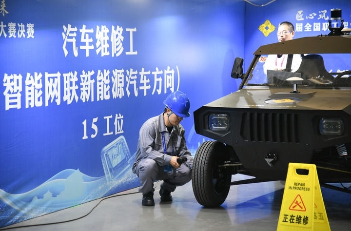 2024年9月11日，由全國總工會、人力資源和社會保障部等單位主辦的第八屆全國職工職業(yè)技能大賽決賽在陜西開幕。這是選手在位于西安國際會展中心的比賽場地參加汽車維修工（智能網(wǎng)聯(lián)新能源汽車方向）工種比賽。新華社記者 張博文 攝