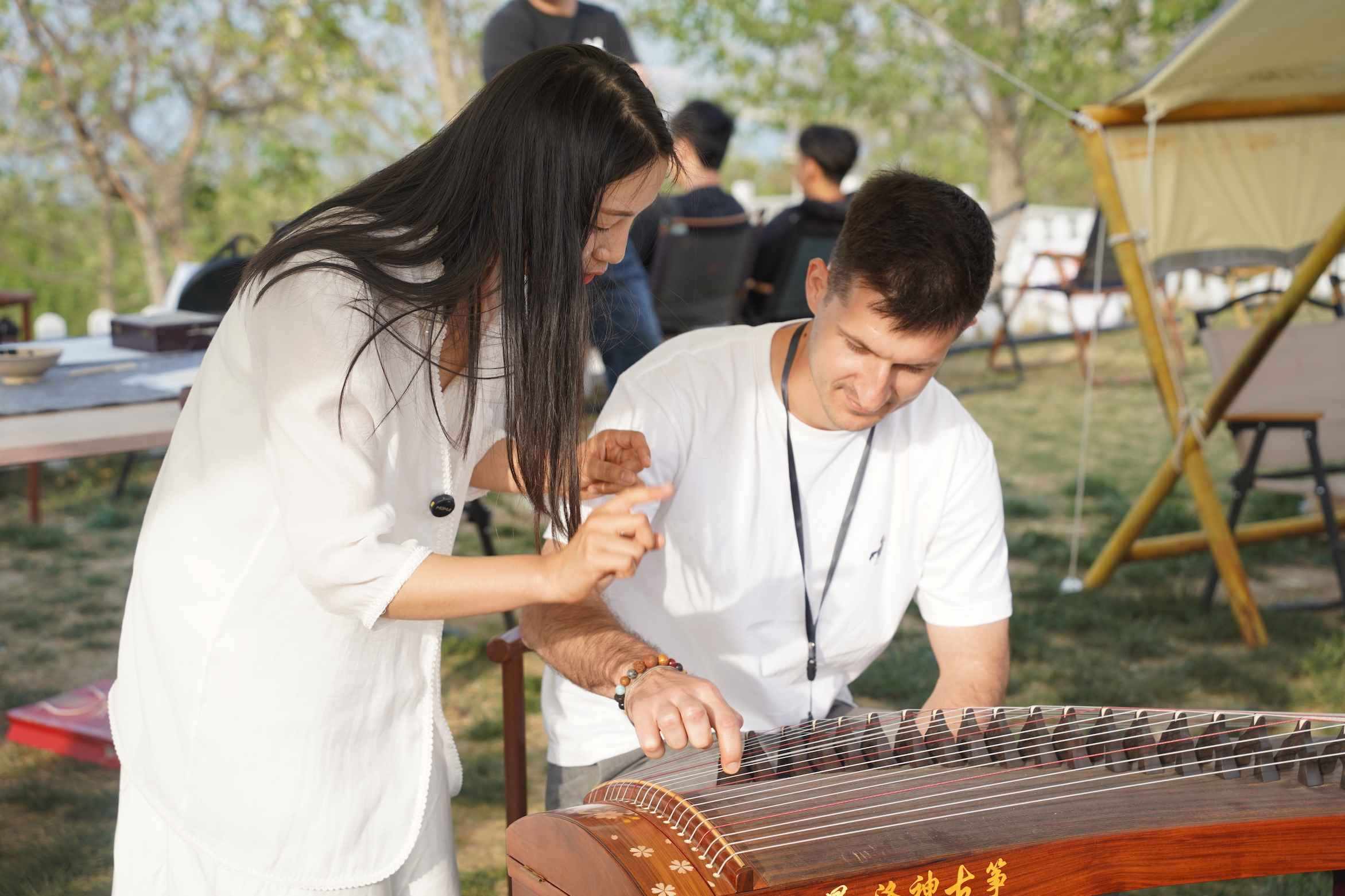 外媒體記者古箏體驗(yàn)。主辦方供圖