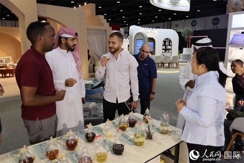 在“閱讀中國(guó)”館，當(dāng)?shù)刈x者通過(guò)品味中國(guó)茶，了解中國(guó)文化。人民網(wǎng)記者 張志文攝