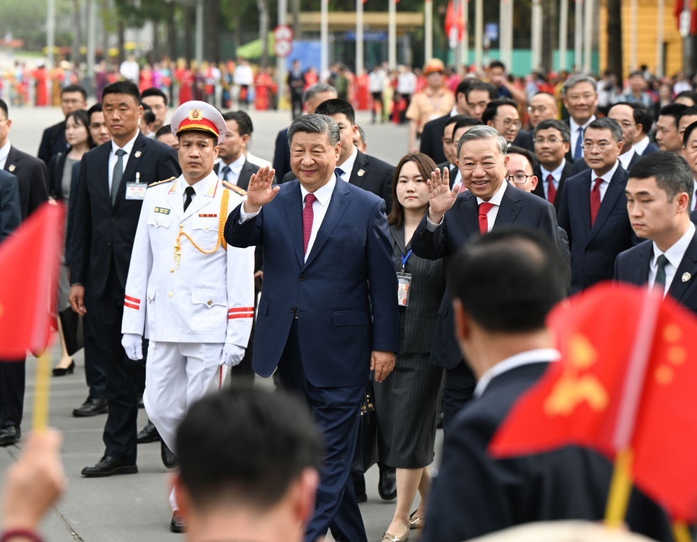 4月14日，中共中央總書記、國家主席習(xí)近平抵達(dá)河內(nèi)對越南進(jìn)行國事訪問。當(dāng)日下午，越共中央總書記蘇林為習(xí)近平舉行隆重歡迎儀式。這是歡迎儀式后，習(xí)近平和蘇林一同步行前往越共中央駐地舉行會談時(shí)，向歡迎人群揮手致意。新華社記者 張領(lǐng) 攝