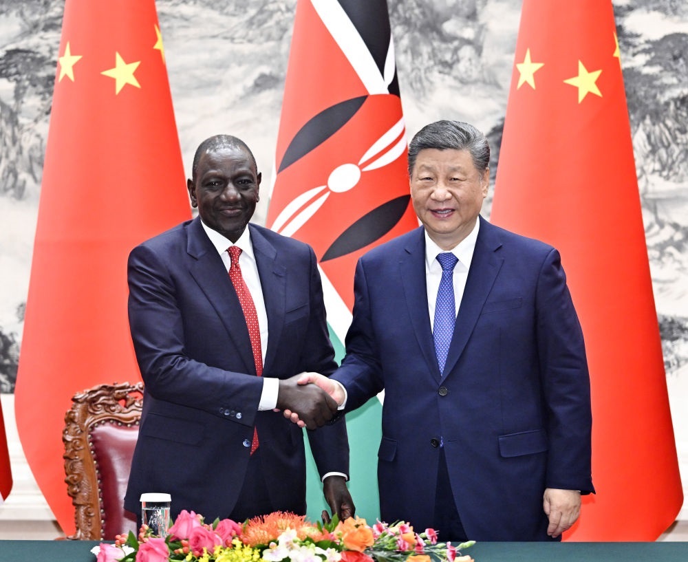 4月24日上午，國家主席習(xí)近平在北京人民大會堂同來華進(jìn)行國事訪問的肯尼亞總統(tǒng)魯托舉行會談。這是習(xí)近平同魯托握手。新華社記者 岳月偉 攝