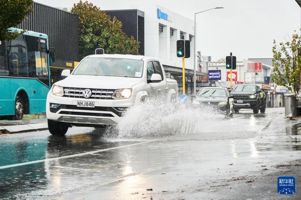 5月1日，汽車行駛在新西蘭南島城市克賴斯特徹奇的街頭。新華社發(fā)（陳思雨蒙 攝）