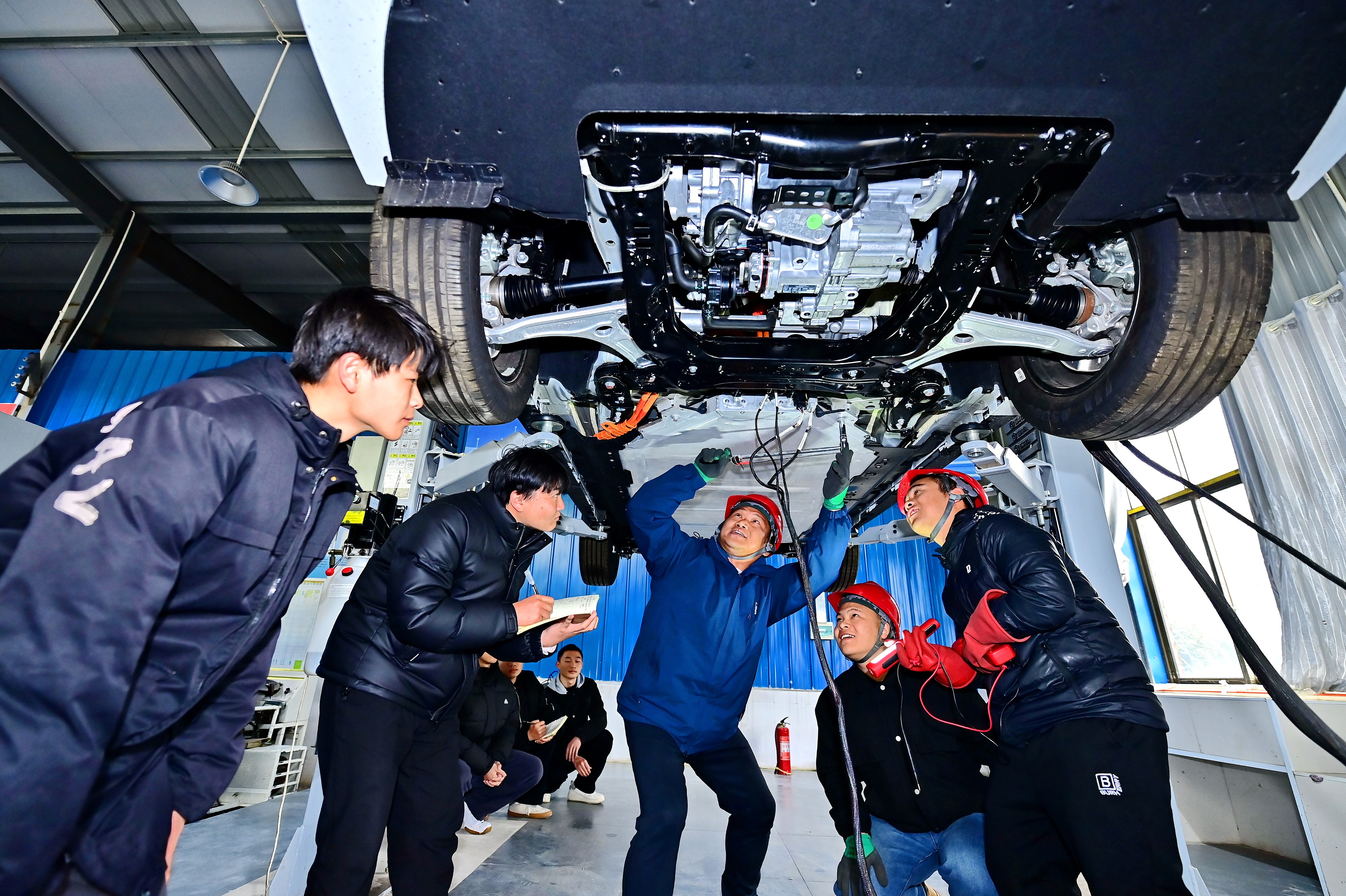 2025年2月，江西省宜春市，豐城市的一所技工學校實訓基地內，新能源汽車運維專業(yè)學生在老師的指導下學習新能源汽車電池包檢修技術。