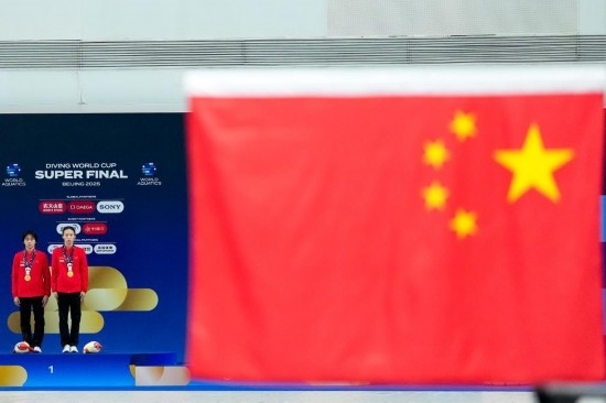 5月2日，獲得2025年跳水世界杯總決賽女子雙人10米臺冠軍的中國組合陳芋汐（右）/全紅嬋在頒獎儀式上。新華社記者 鞠煥宗 攝