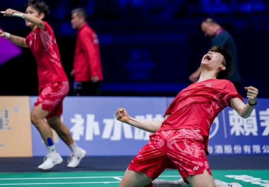 5月3日，中國隊組合馮彥哲（右）/黃東萍在半決賽混雙比賽后慶祝。新華社記者 孫非 攝