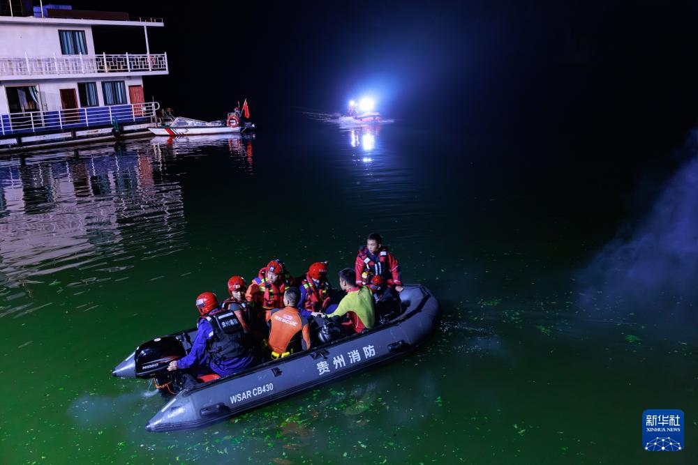 5月5日，救援人員在進(jìn)行搜救。新華社記者 劉續(xù) 攝