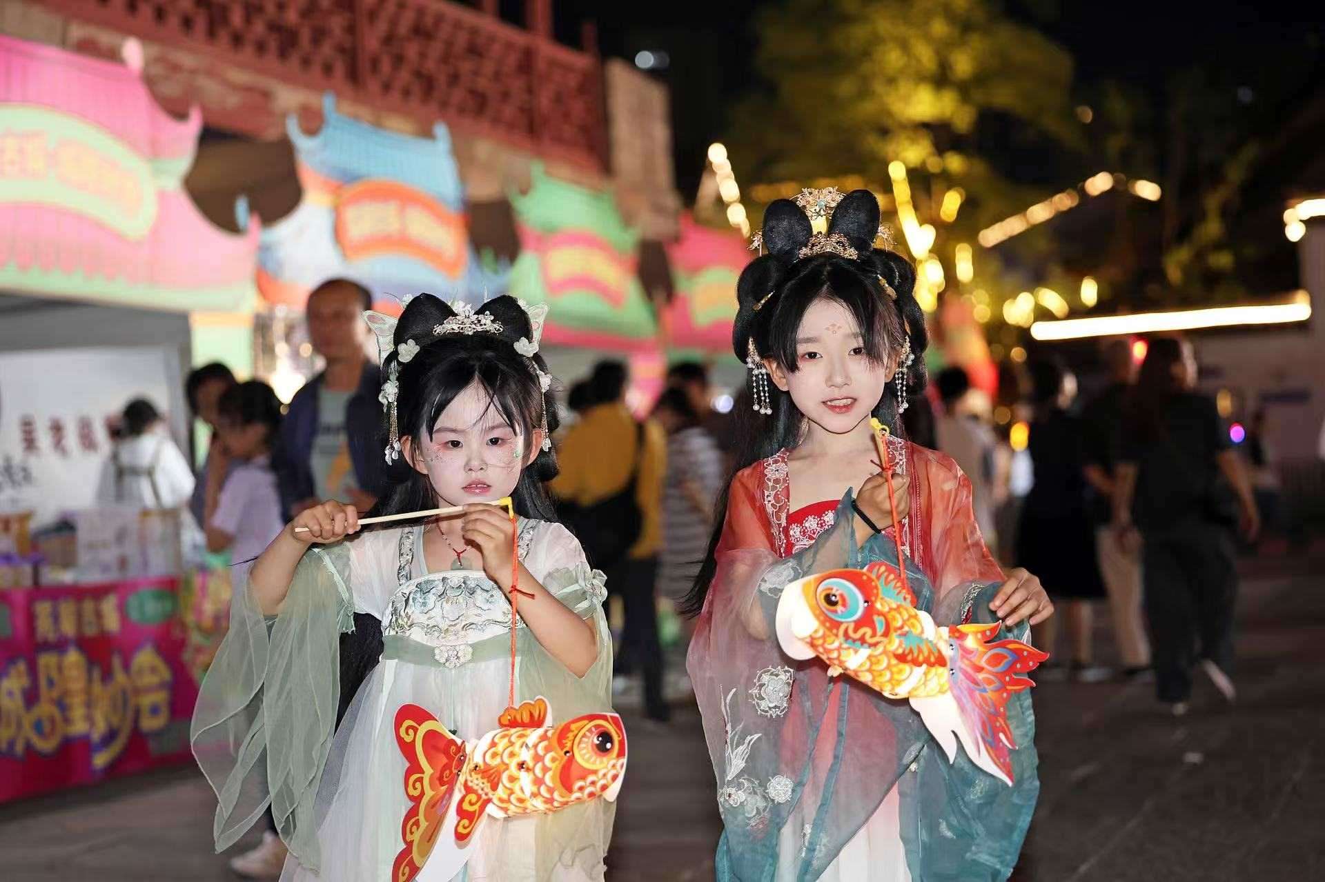 2025年5月2日晚，安徽蕪湖古城，魚燈巡游吸引游人駐足觀看。（圖片來源：視覺中國）