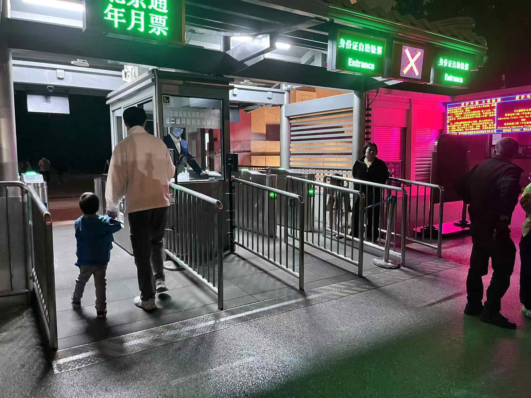 北京天壇公園延長開放時間，游客進入游覽。人民網(wǎng)記者 李楠樺攝