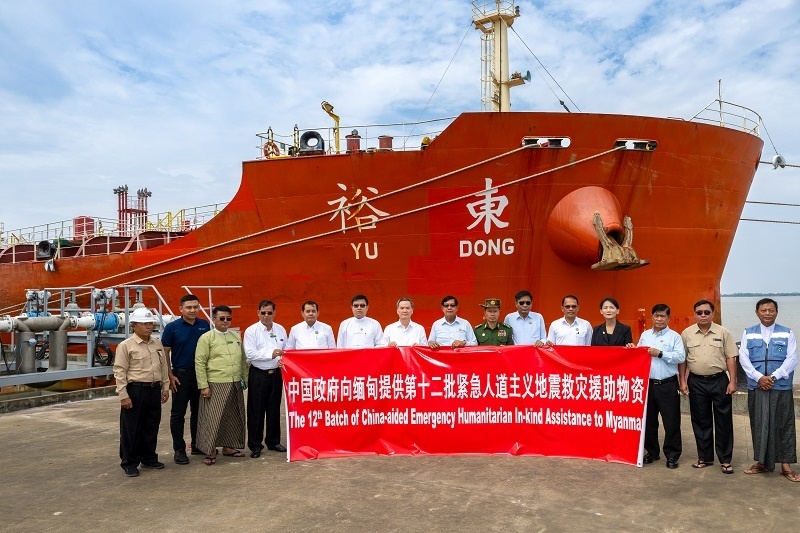 中國駐緬大使館歐陽道冰參贊、仰光省首席部長梭登及緬有關(guān)部門官員出席交接儀式。人民網(wǎng)記者 謝佳君攝