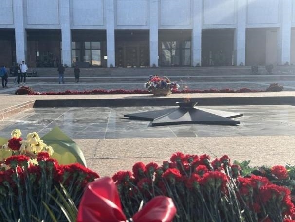 當(dāng)?shù)貢r間5月6日下午，莫斯科勝利廣場上的長明火兩旁放滿鮮花。