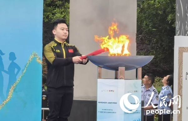 在活動開幕式上，馮喆點燃火炬。人民網(wǎng)記者 楊磊攝