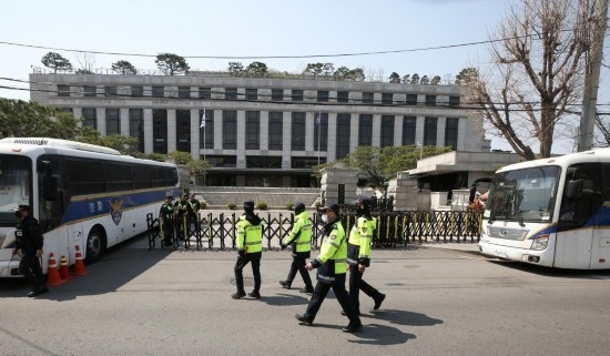 4月3日，在韓國首爾，警察在韓國憲法法院前執(zhí)勤。新華社記者姚琪琳攝