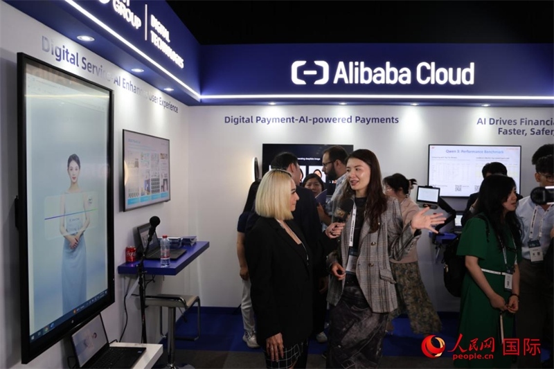 當(dāng)?shù)孛襟w在2025迪拜金融科技峰會(huì)的一家中資企業(yè)展廳采訪，張志文攝