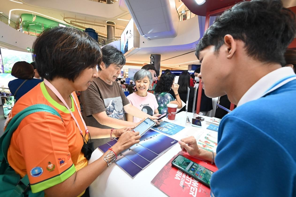 游客在航空公司展臺前了解機票優(yōu)惠活動。主辦方供圖