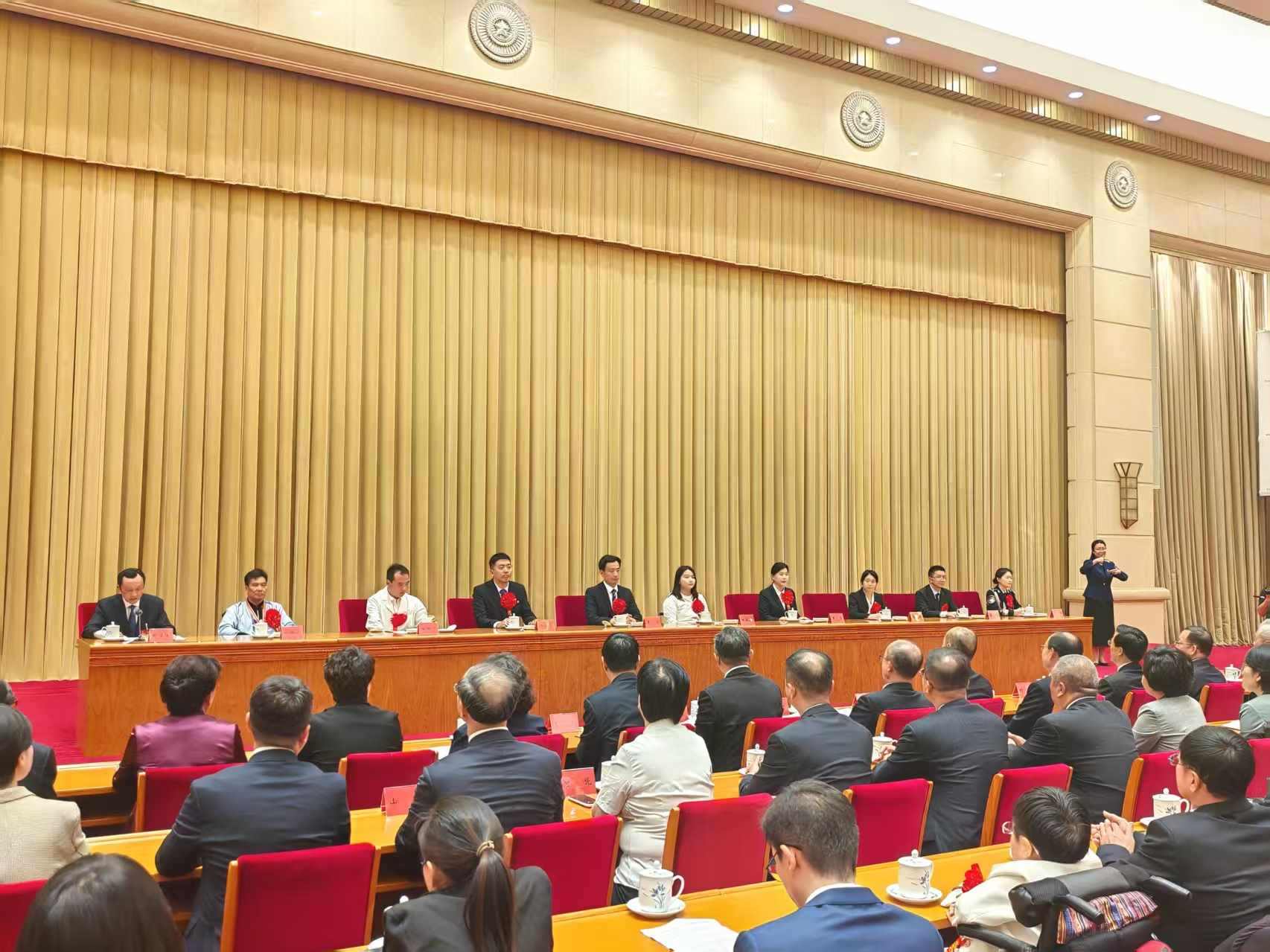 第七次全國自強(qiáng)模范暨助殘先進(jìn)事跡首場報告會現(xiàn)場。 人民網(wǎng)記者 王子鋒攝