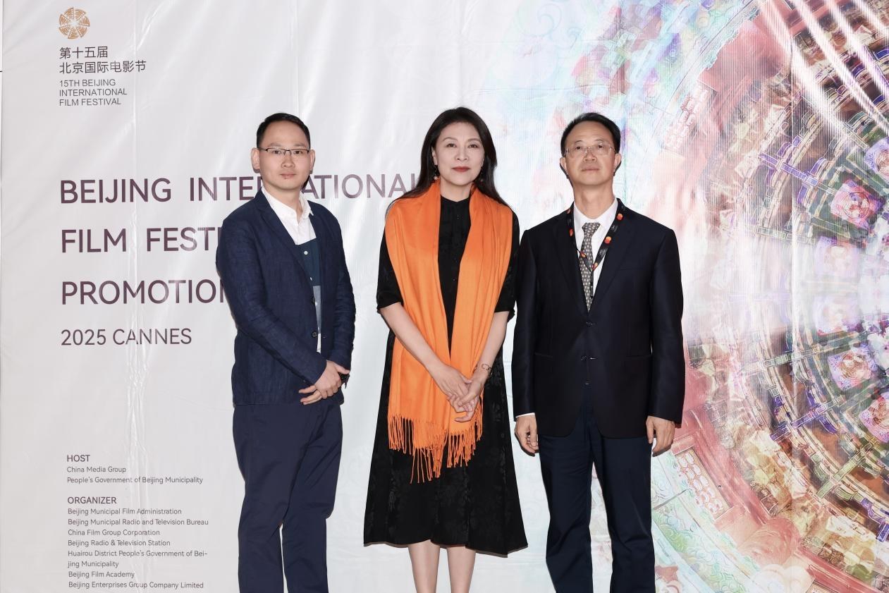 余俊生（右一）與《走走停?！穼?dǎo)演龍飛（左一）、演員岳紅（左二）合影。主辦方供圖