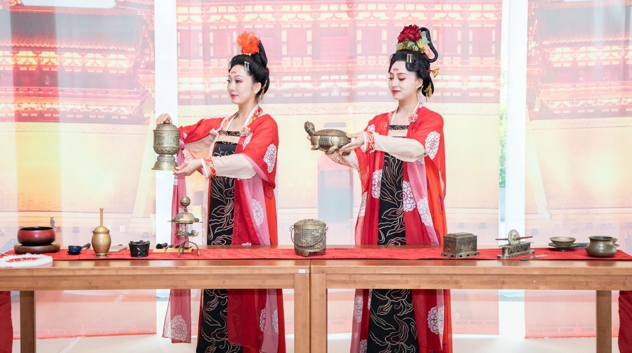 法門寺地宮出土文物一比一復刻的宮廷茶器。中國駐大阪旅游辦事處供圖