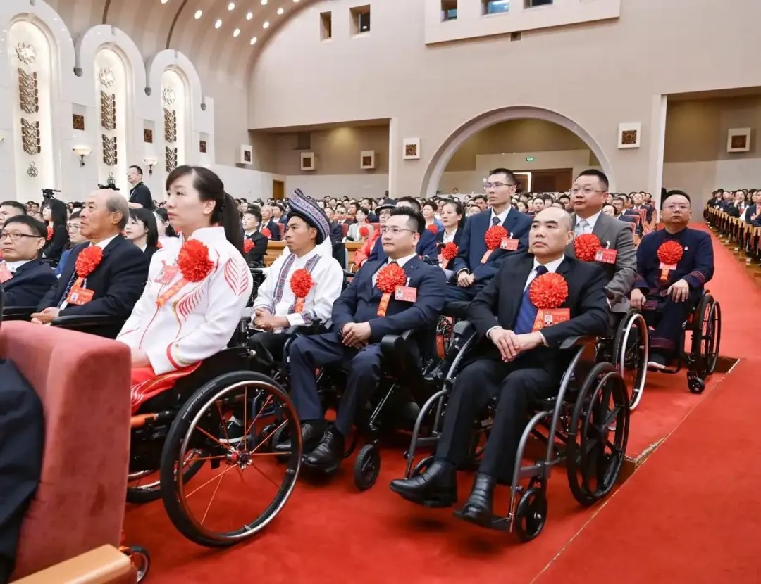 2025年5月16日，第七次全國(guó)自強(qiáng)模范暨助殘先進(jìn)表彰大會(huì)在北京召開。大會(huì)表彰了200名“全國(guó)自強(qiáng)模范”、200個(gè)“全國(guó)殘疾人工作先進(jìn)集體”和60名“全國(guó)殘疾人工作先進(jìn)個(gè)人”。