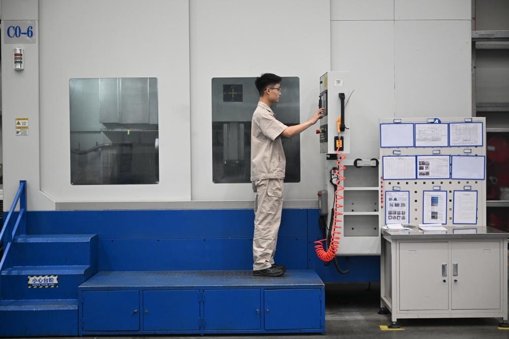 近日，工人在洛陽(yáng)軸承集團(tuán)股份有限公司的智能生產(chǎn)線上作業(yè)。新華社記者 李嘉南 攝