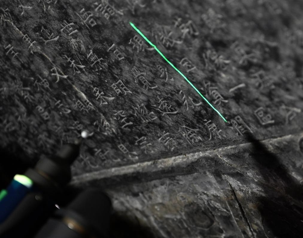 2025年4月9日，龍門石窟研究院工作人員在古陽(yáng)洞使用關(guān)節(jié)臂掃描儀對(duì)《龍門二十品》之一進(jìn)行數(shù)字化掃描。新華社記者 李嘉南 攝