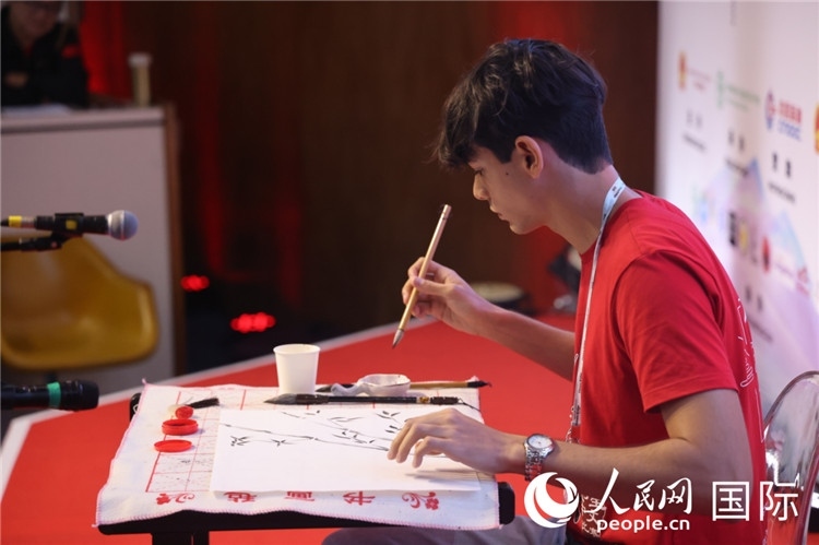 2025年“漢語橋”巴西賽區(qū)決賽的“才藝展示”環(huán)節(jié)，一名參賽者正在繪畫。人民網(wǎng)記者 時(shí)元皓攝