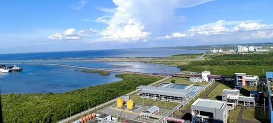 這是5月18日拍攝的紅樹林環(huán)繞的爪哇7號(hào)燃煤電站。記者 曹凱 攝