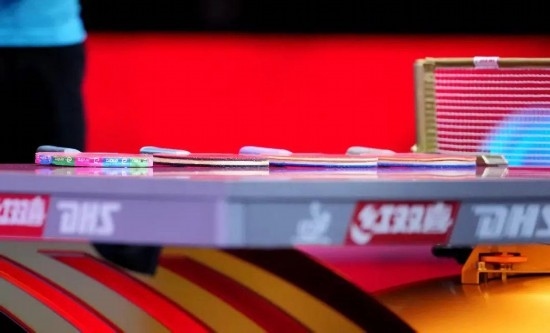 王楚欽的球拍為最右側(cè)那支。