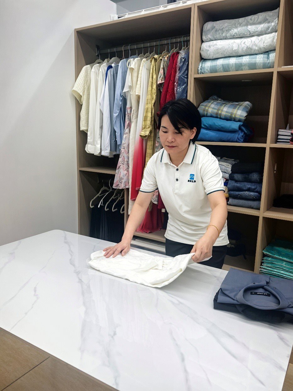 劉水金正在客戶(hù)家中做衣柜整理收納工作。受訪(fǎng)者供圖