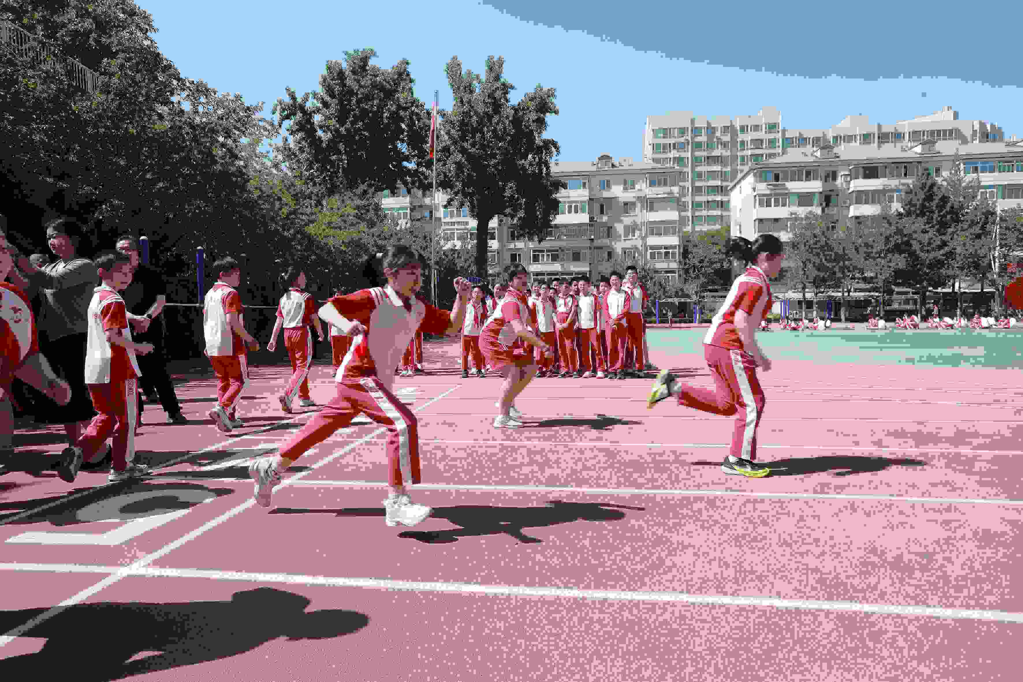 學(xué)生利用人工智能進(jìn)行50米測試。北京市教委供圖