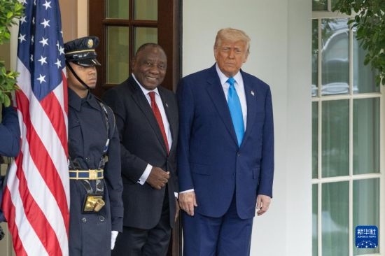 5月21日，美國總統(tǒng)特朗普（右）在華盛頓白宮迎接到訪的南非總統(tǒng)拉馬福薩（中）。新華社記者 胡友松 攝