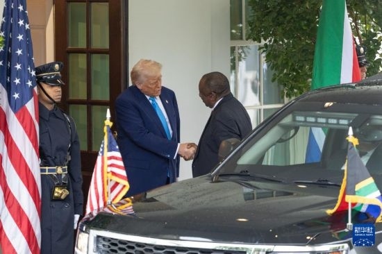 5月21日，美國總統(tǒng)特朗普（左二）在華盛頓白宮迎接到訪的南非總統(tǒng)拉馬福薩。新華社記者 胡友松 攝