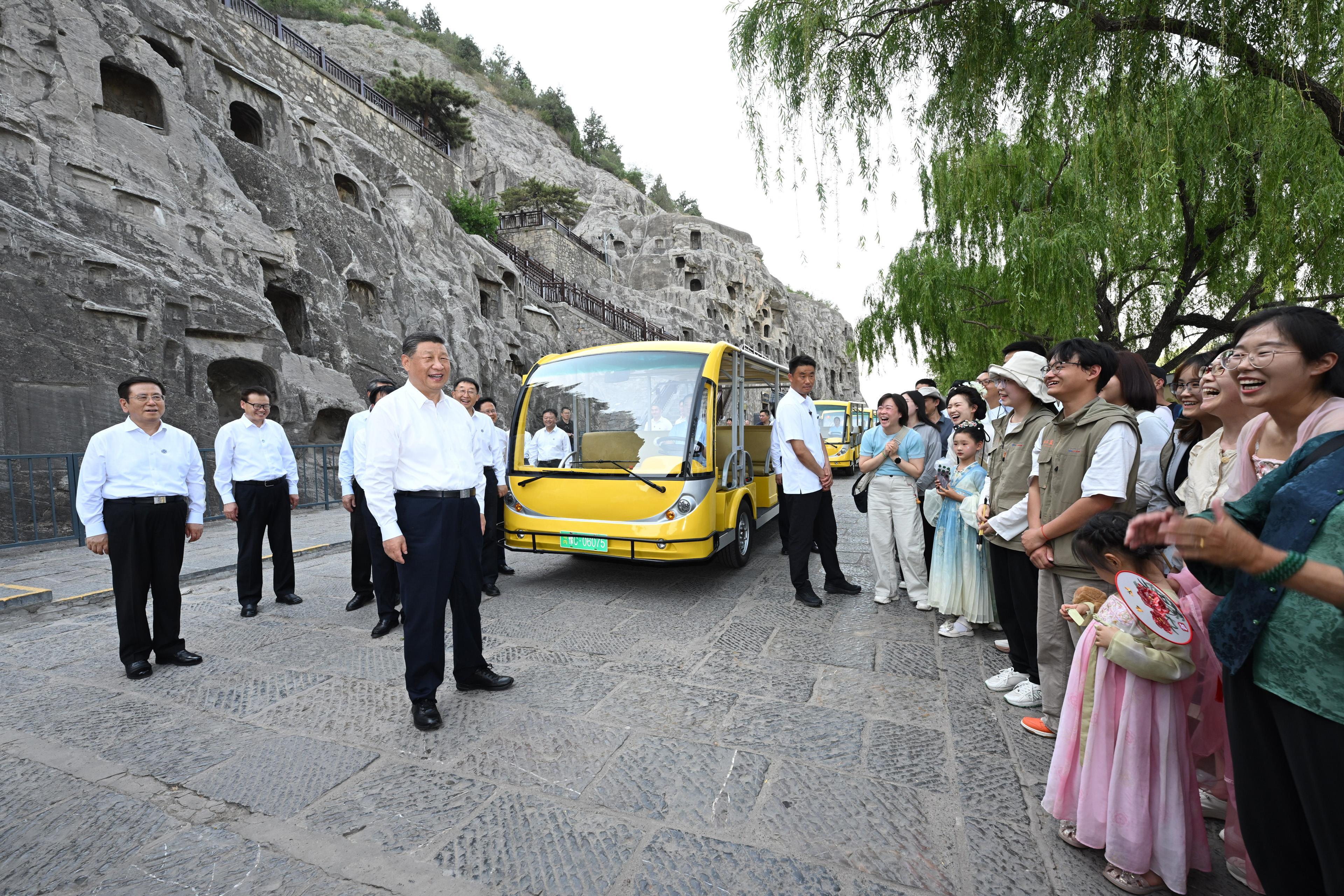 2025年5月19日，習(xí)近平總書記在洛陽(yáng)龍門石窟考察時(shí)，同游客親切交流。