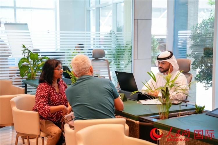 在阿治曼自由區(qū)一站式服務(wù)中心內(nèi)，工作人員為客商辦理業(yè)務(wù)。人民網(wǎng) 塔里克·易卜拉欣攝