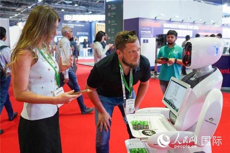 會(huì)上展示的電子支付機(jī)器人。人民網(wǎng) 塔里克·易卜拉欣攝