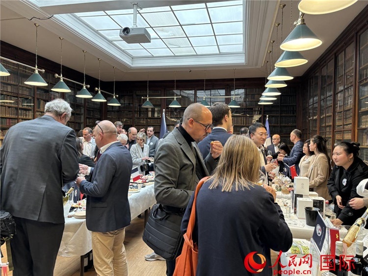 FIWA大獎(jiǎng)賽獲獎(jiǎng)酒及農(nóng)產(chǎn)品2025專業(yè)展暨中國(guó)云南—法國(guó)巴黎特色商品推介會(huì)現(xiàn)場(chǎng)。人民網(wǎng)記者 于超凡攝