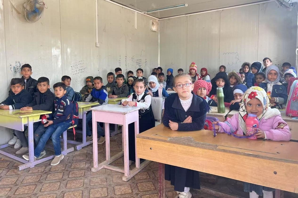 伊拉克卡爾巴拉省學(xué)生在簡(jiǎn)易板房?jī)?nèi)上課。中國(guó)電建供圖