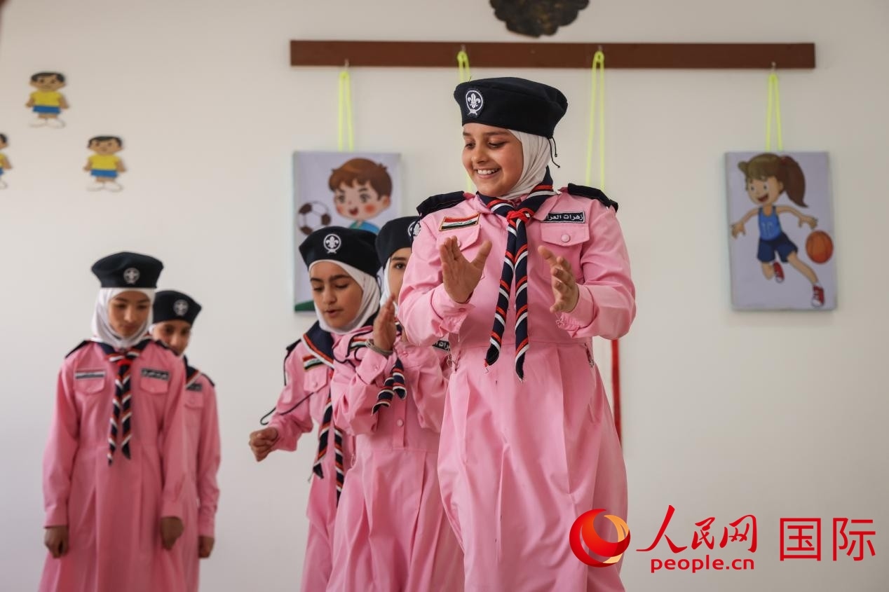 阿爾穆塔?阿里卡特國(guó)際學(xué)校的學(xué)生在展示課間活動(dòng)。人民網(wǎng)記者 薛丹攝