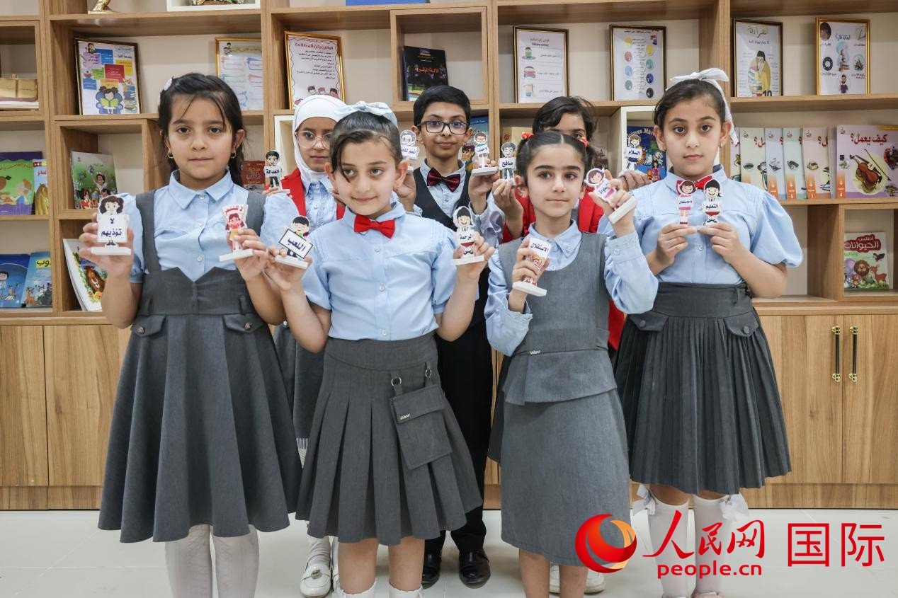 阿爾穆塔?阿里卡特國(guó)際學(xué)校的學(xué)生在圖書室上課。人民網(wǎng)記者 薛丹攝