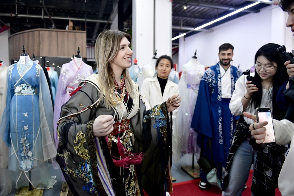 2025年4月8日，參加曹縣漢服文化節(jié)的意大利嘉賓卡米拉在試穿漢服。新華社記者郭緒雷 攝