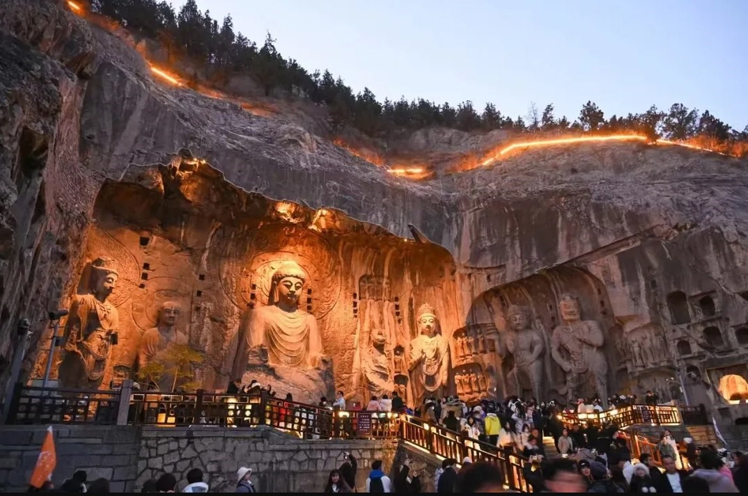 游客在龍門(mén)石窟參觀(guān)游覽。