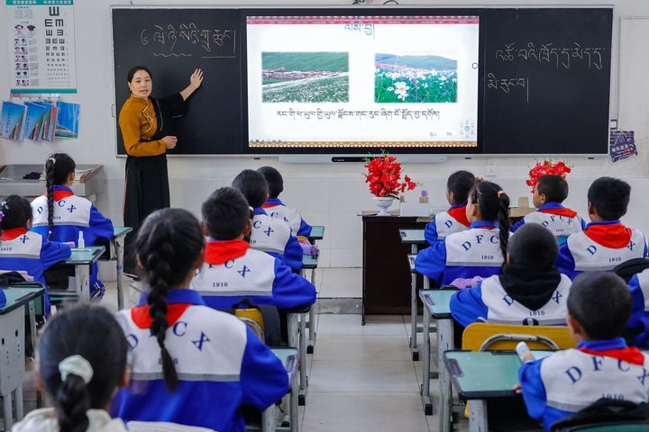 2024年9月27日，在四川省甘孜藏族自治州道孚縣城關(guān)第一完全小學(xué)，采取“藏加模式”教學(xué)的五年級(jí)一班的藏語(yǔ)文課上，準(zhǔn)木周老師指導(dǎo)藏族學(xué)生以家鄉(xiāng)草原風(fēng)物為主題寫作藏語(yǔ)文作文。新華社記者 沈伯韓 攝