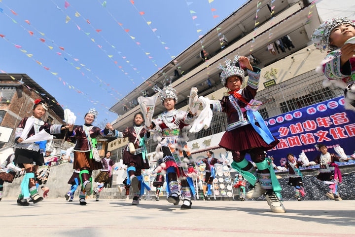 2025年3月25日，廣西柳州市融水苗族自治縣桿洞鄉(xiāng)中心小學(xué)學(xué)生在跳蘆笙踩堂舞。新華社記者 黃孝邦 攝