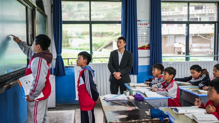 2024年11月21日，在地處烏蒙山區(qū)的貴州省六盤水市水城區(qū)亮巖小學(xué)，學(xué)生在供暖的教室內(nèi)學(xué)習(xí)。新華社記者 陶亮 攝